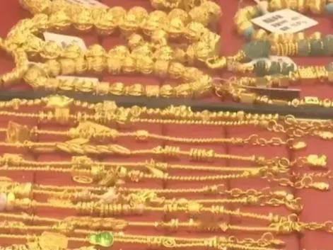 标题：“时间差淘金”热下的风险警示

近期，部分消费者通过深圳水贝的跑腿代购，利