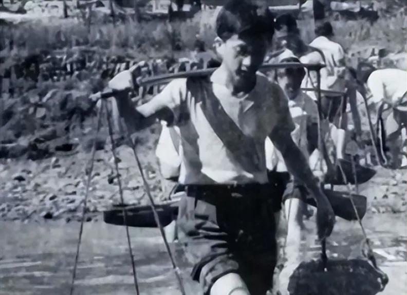 1969年，公社里丢了54元，16岁知青背了黑锅，失去返城机会。然而，他无意间发