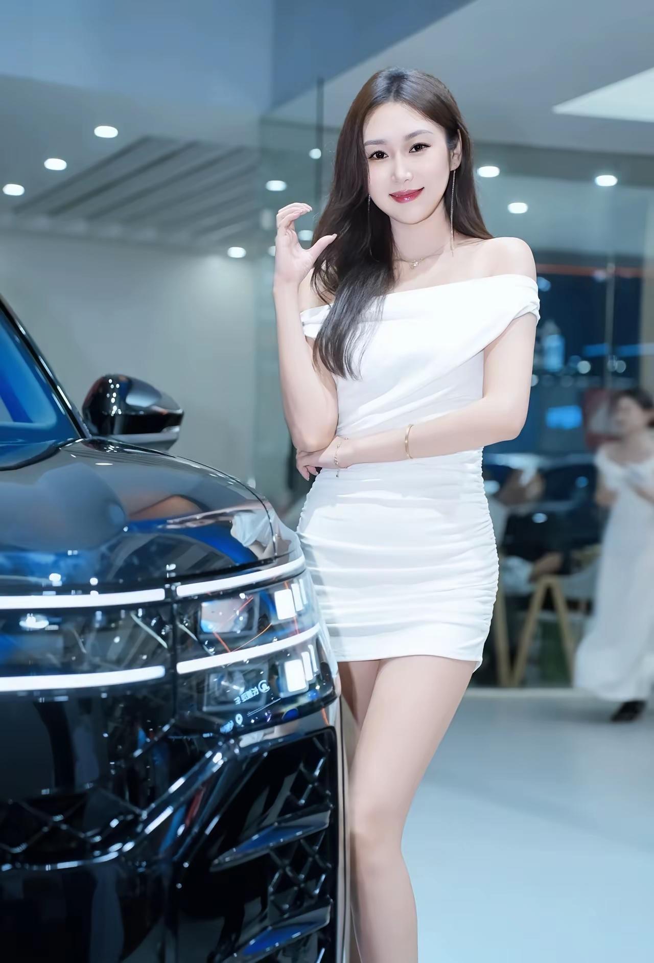 优雅车模与豪车合影，尽显时尚与奢华！💃🚗✨