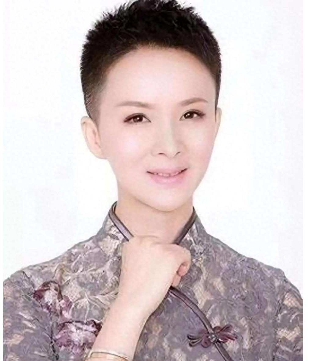 吃里扒外！13年前定居美国，回国捞金遭驱逐，52岁的她活成笑话
娱乐