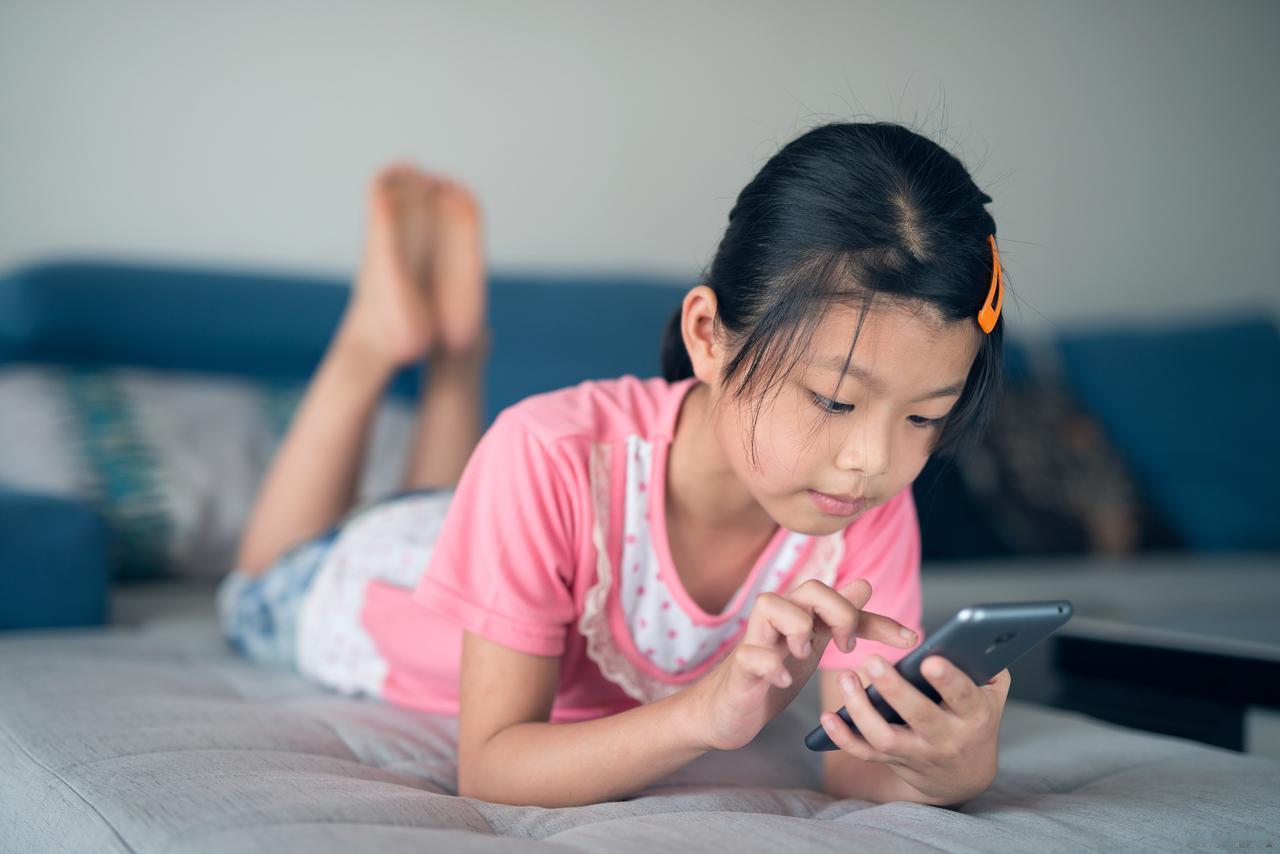 爆款标题：
“孩子玩手机会变笨？专家告诉你真相，家长一定要看清！”

正文：
