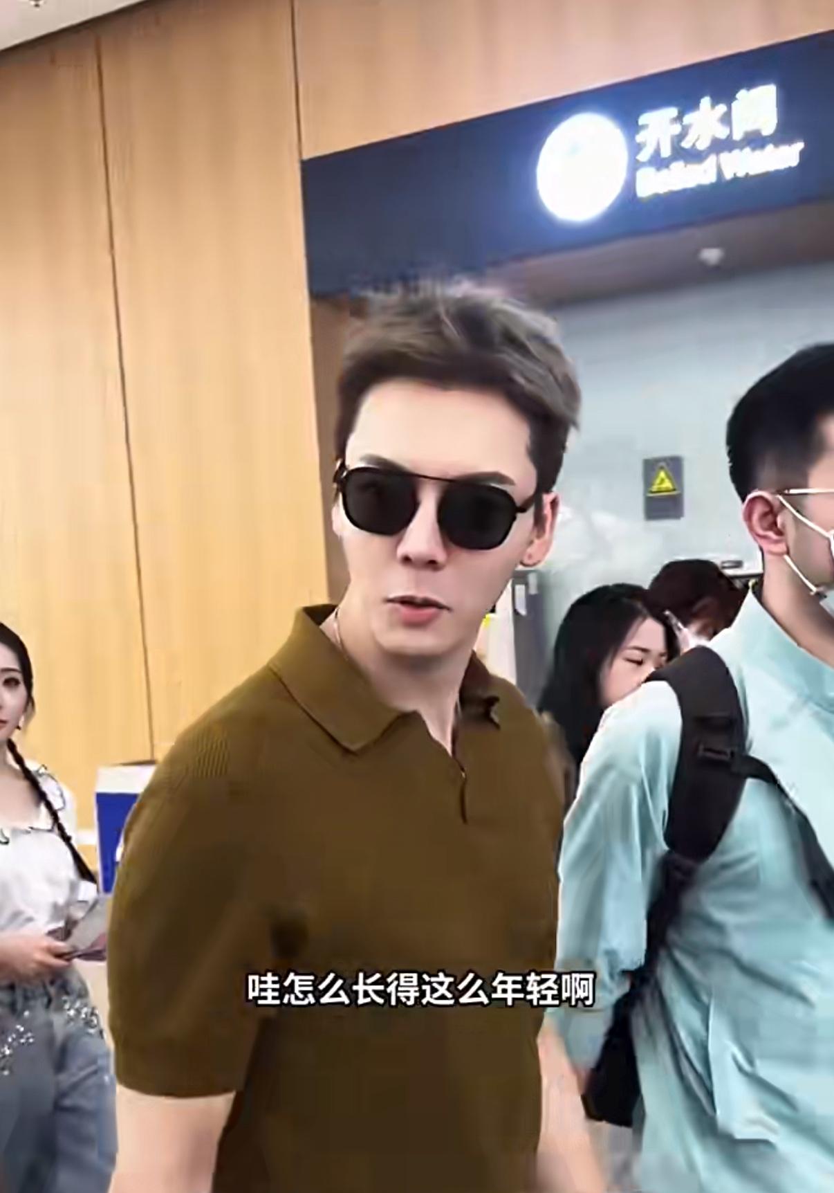 陈伟霆高铁站被粉丝一句“下次带孩子来看你”破防：十几年前你也这么说，如今你都三十