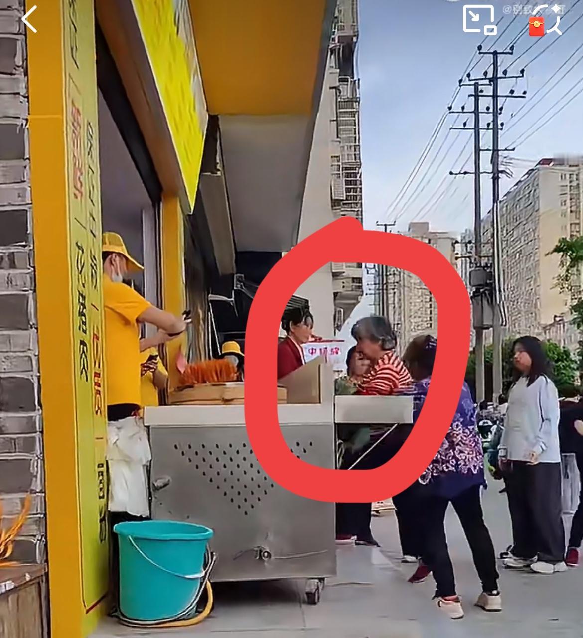 真的不能惹老太，她们生气了真的会掀桌子。一个包子店新开业搞活动，免费送包子，活动