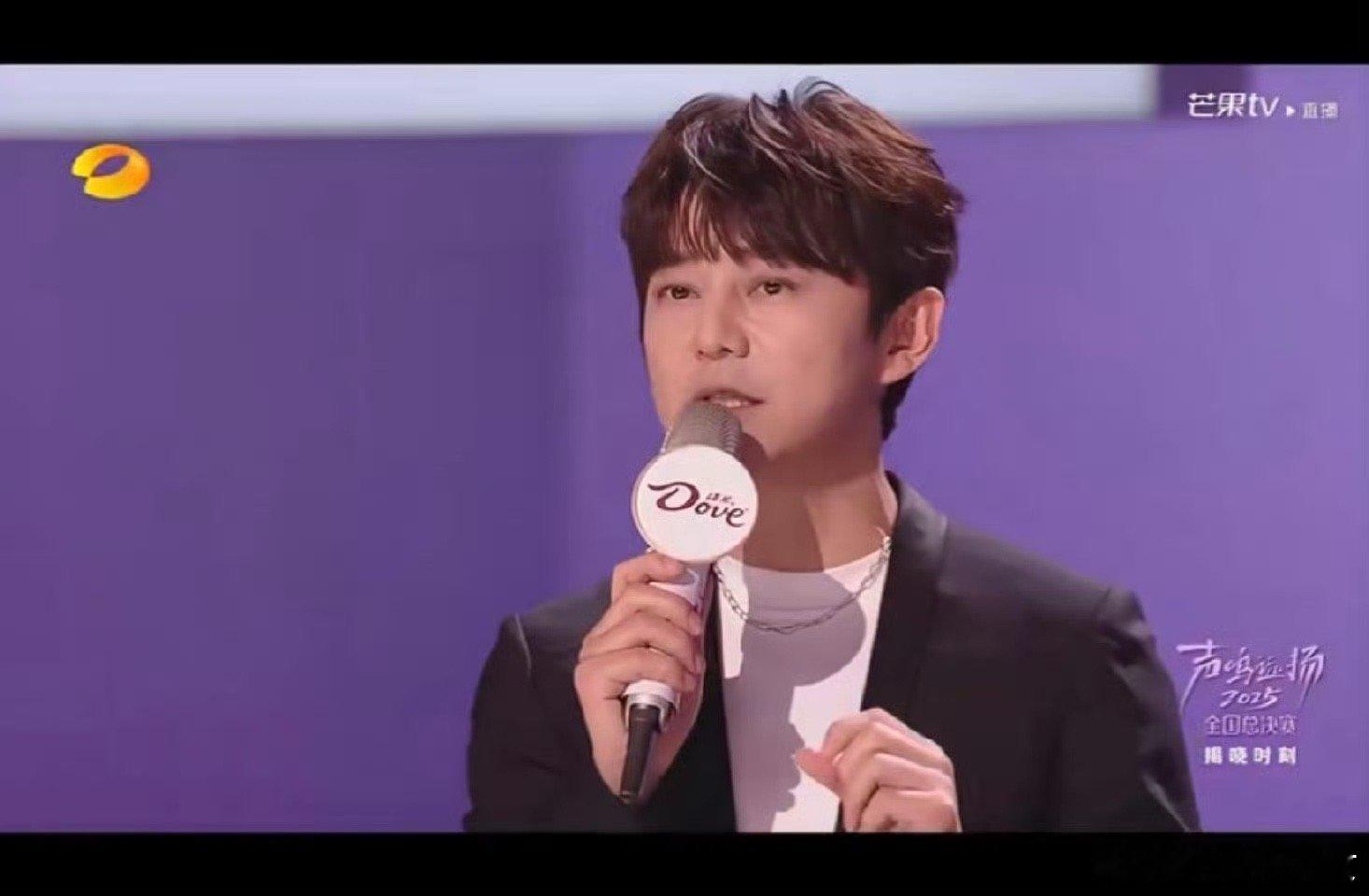 内娱活人综艺天花板！那英当场质疑票数让何炅结巴救场，华晨宇高烧点评语塞却秒跟那英