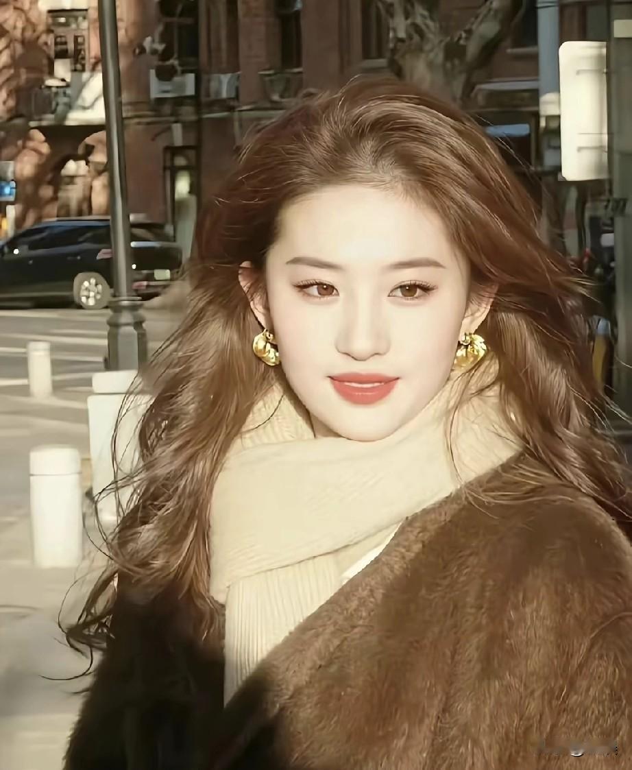 刘亦菲暖棕色毛绒外套搭配温柔的米杏色内搭，金色耳饰造型