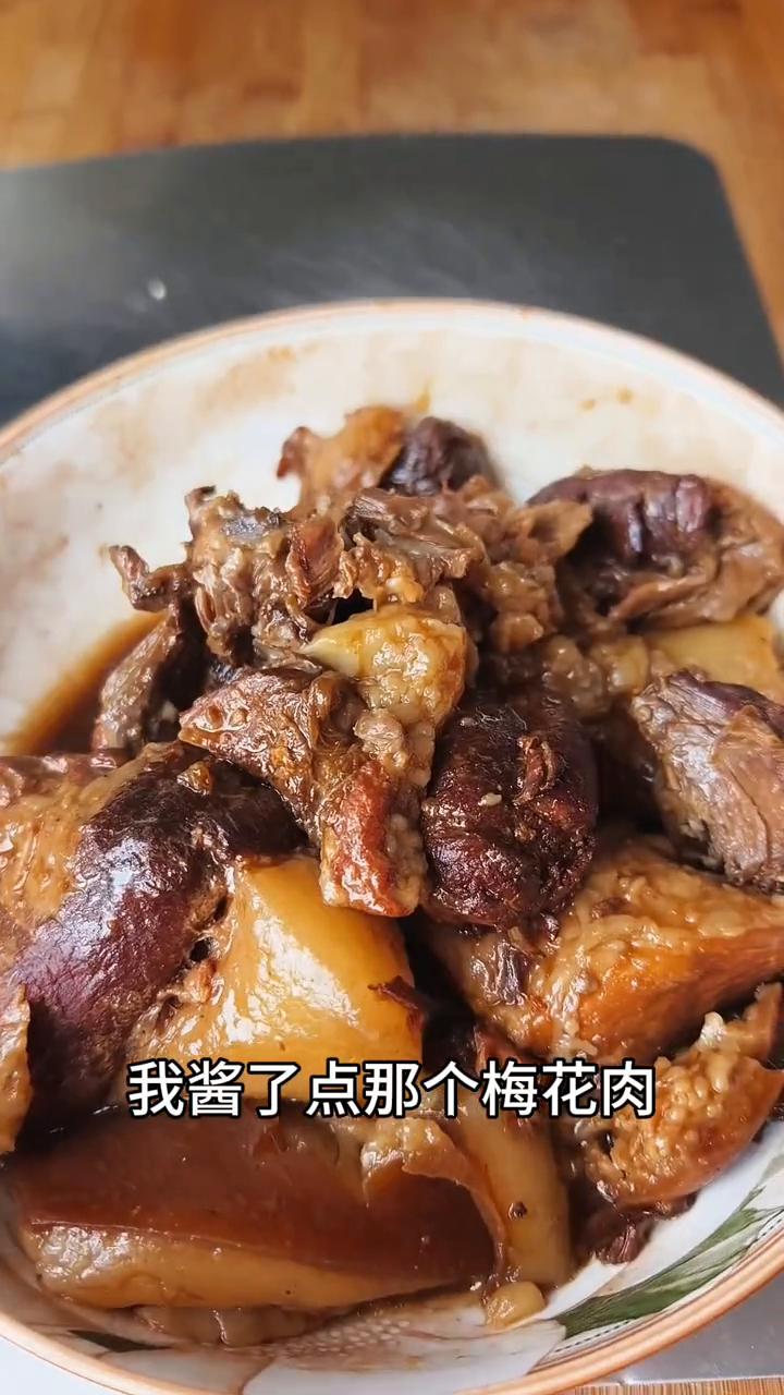 紫苏叶肉夹馍。
在家做肉夹馍，拌肉的时候在里面放上一把紫苏叶，这个肉夹馍真的吃上