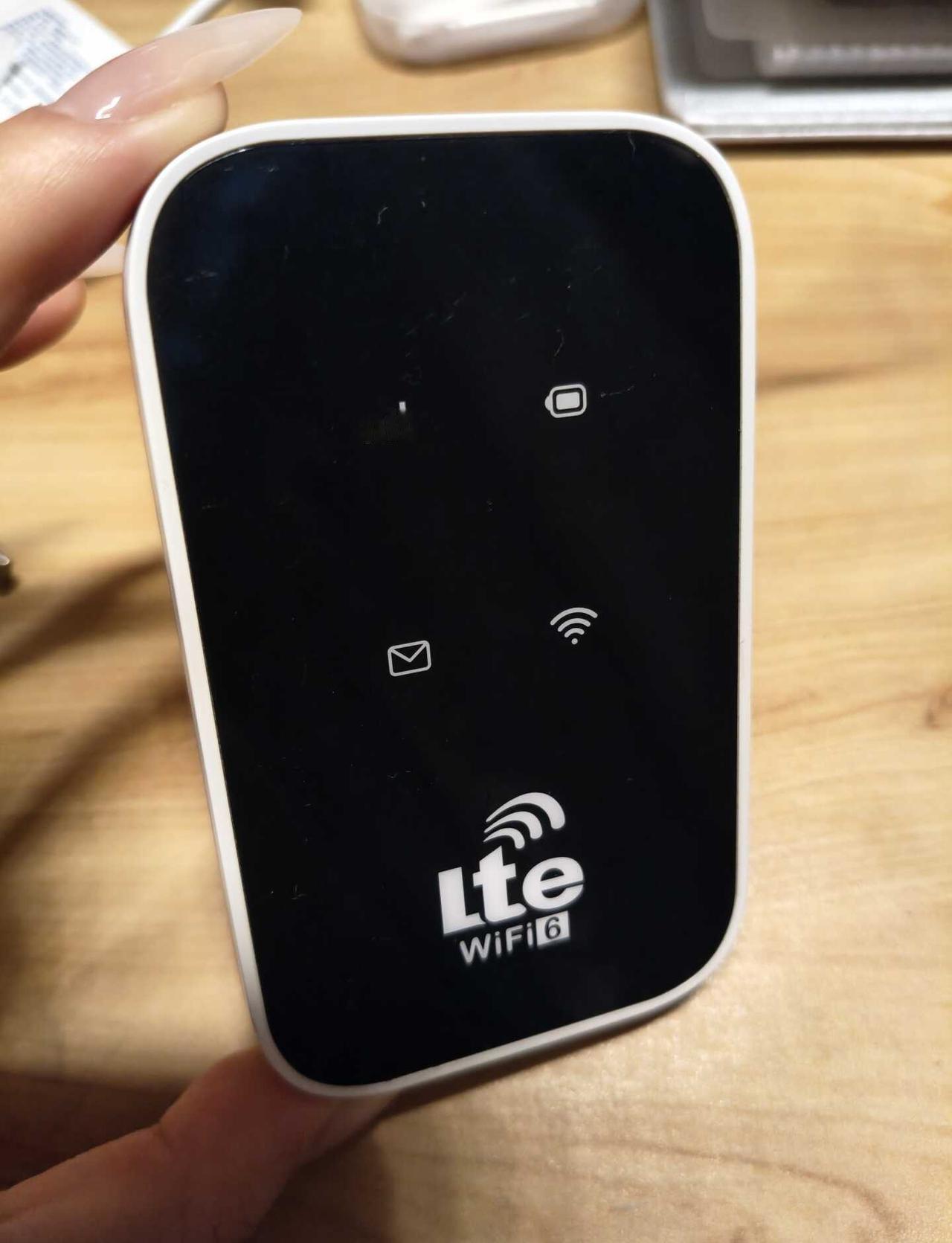 随身wifi
本大二学生用了快一年了，对于我来说非常好用，因为我手机套餐流量每个