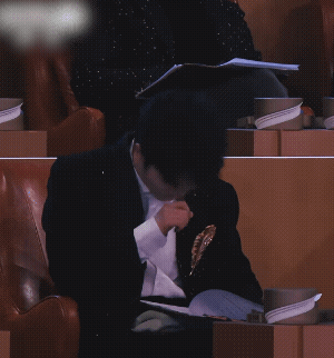 选手演唱时，偷偷抹泪的他