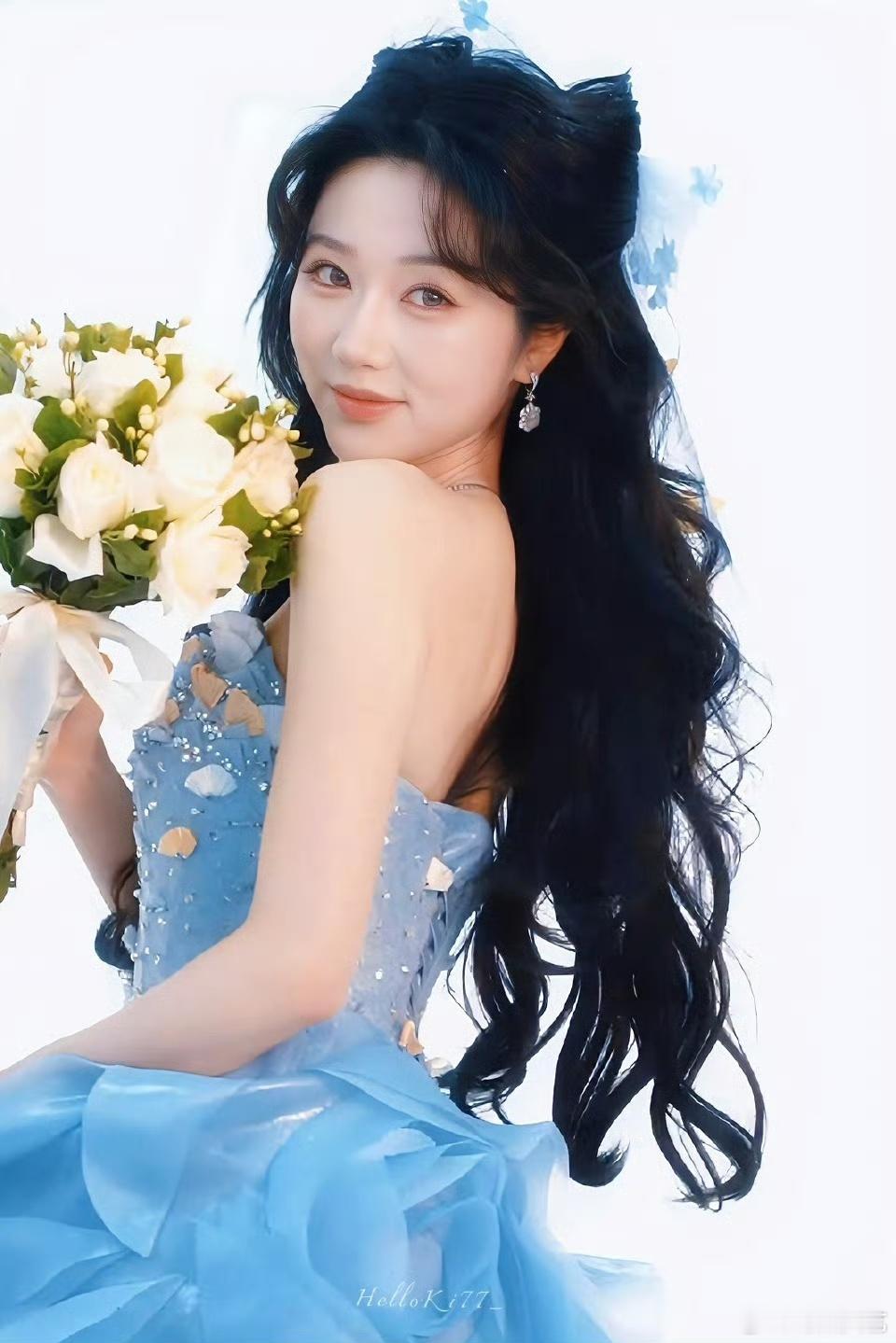 岳雨婷小猫造型岳雨婷穿小猫造型太治愈了！软乎乎的面料裹着她，那双亮晶晶的眼睛像盛