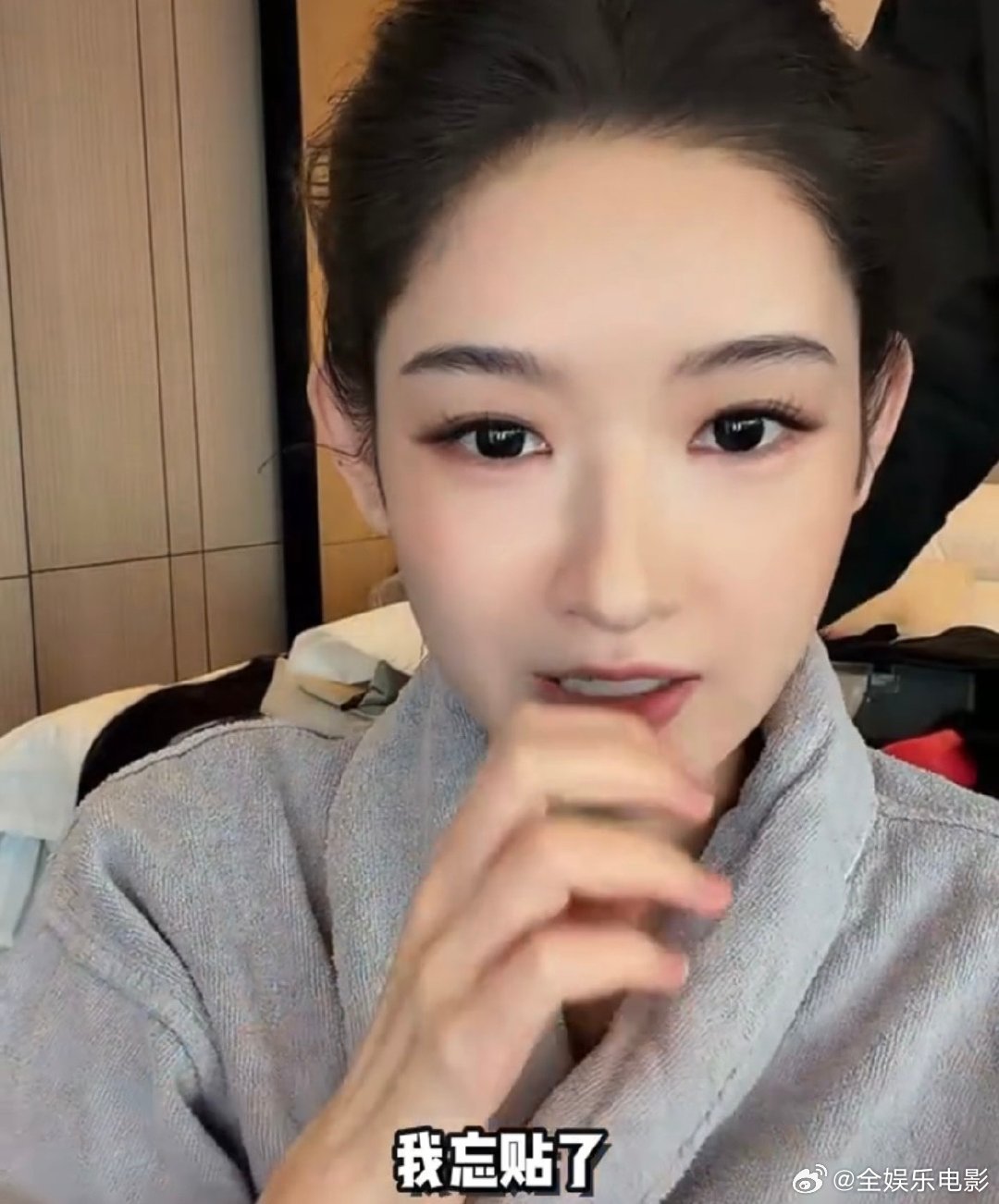 王玉雯忘做美甲了王玉雯忘了做美甲王玉雯忘贴美甲了微博之夜红毯直播，王玉雯忘做美甲