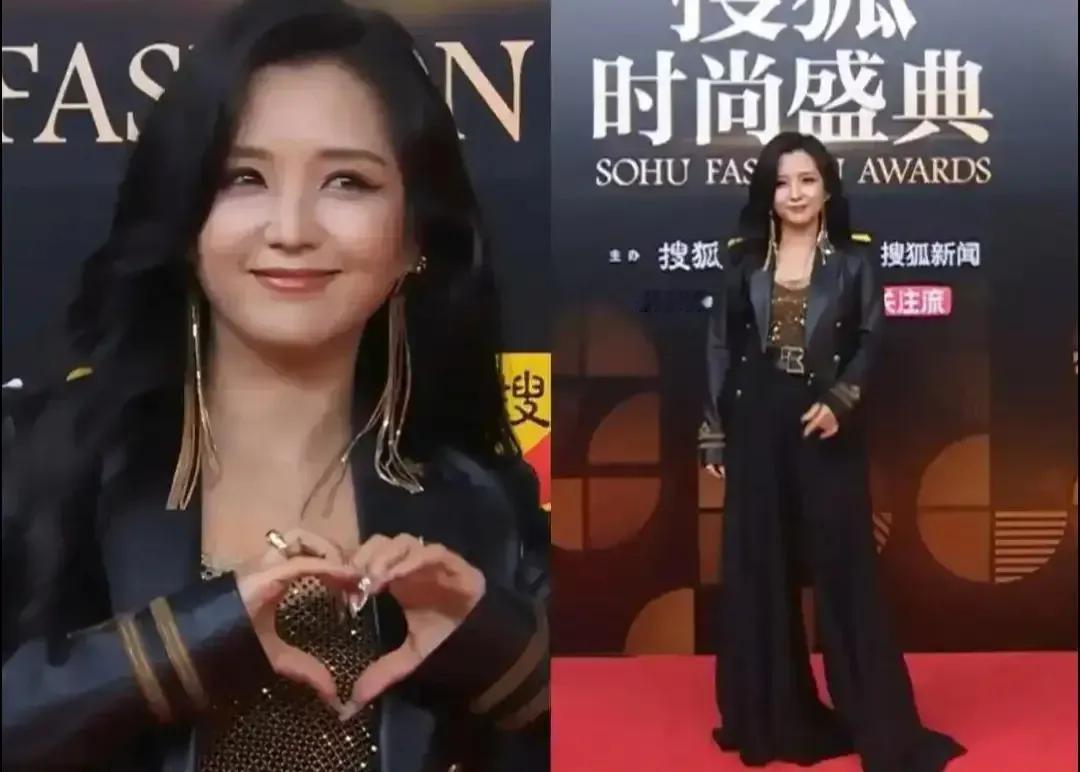 41岁的蒋欣，这魅力谁挡得住！一袭黑裙，长发披肩，看上去又美又飒。不仅人瘦了一圈