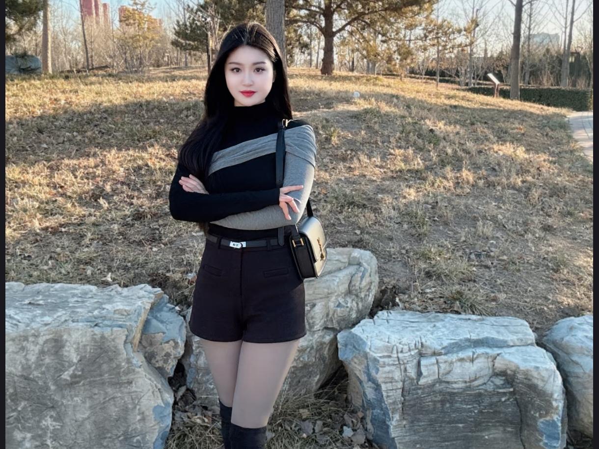 莺啼序·冬园闲步穿搭影

作者Ⅰ朱珠
 
冬阳晒暖园径角，枯草铺成黄毯。绕石径、