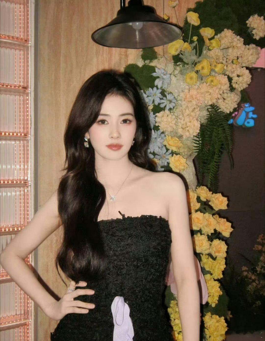 高定+珠宝+唐宫场景！白鹿《你好星期六》录制，综艺感与时尚感双在线白鹿穿高定录综