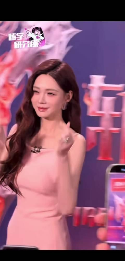 沈梦辰好美啊，成熟且优秀的主持人，高跟鞋连站五个小时，披荆斩棘最累的是沈梦辰吧？