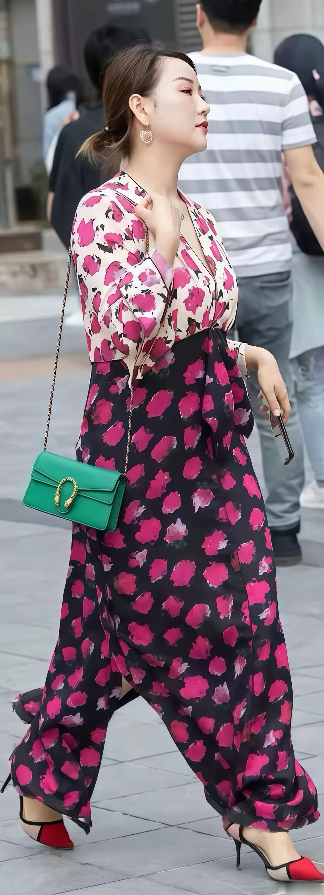 日常分享街拍美女街拍高挑靓丽的气质小姐姐美女热门美女时尚街拍