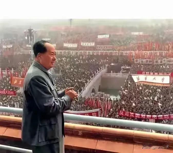 伟人和领袖的区别一一
当今中国唯一能称伟人的只有毛主席！
毛主席也能称领袖人物。