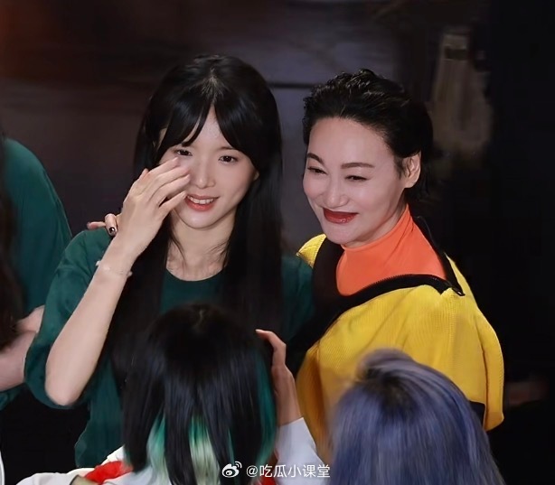 李思潼成功追星惠英红惠英红真的太好了吧，对后辈永远那么温柔。之前叫刘浩存“宝贝孙