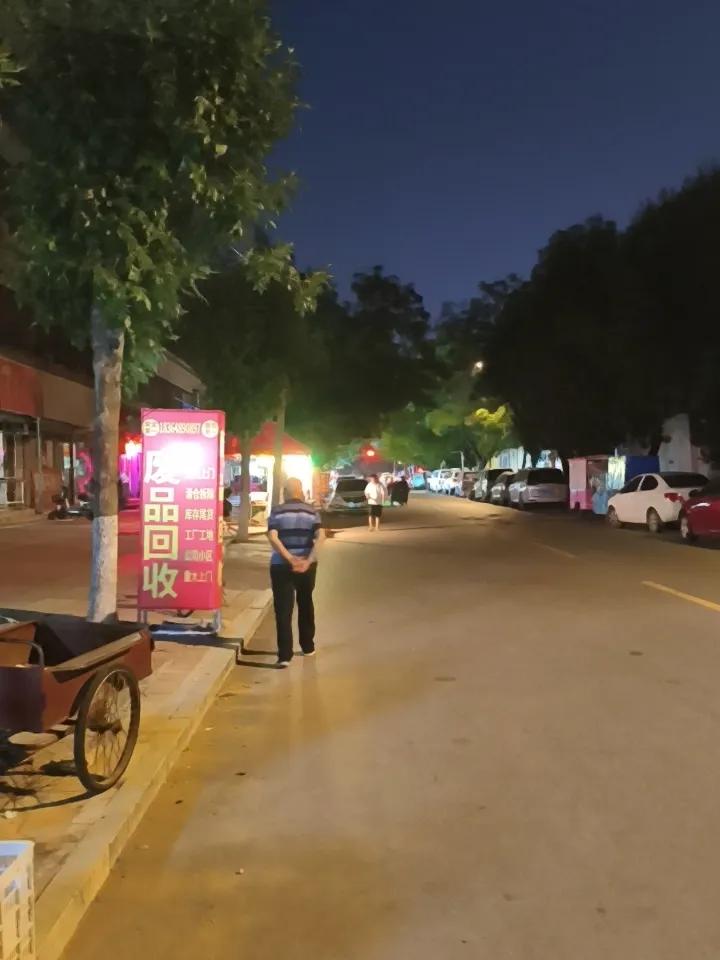晚上八点钟的市场街！拍摄于肥城市新城街道办事处！
头条首发