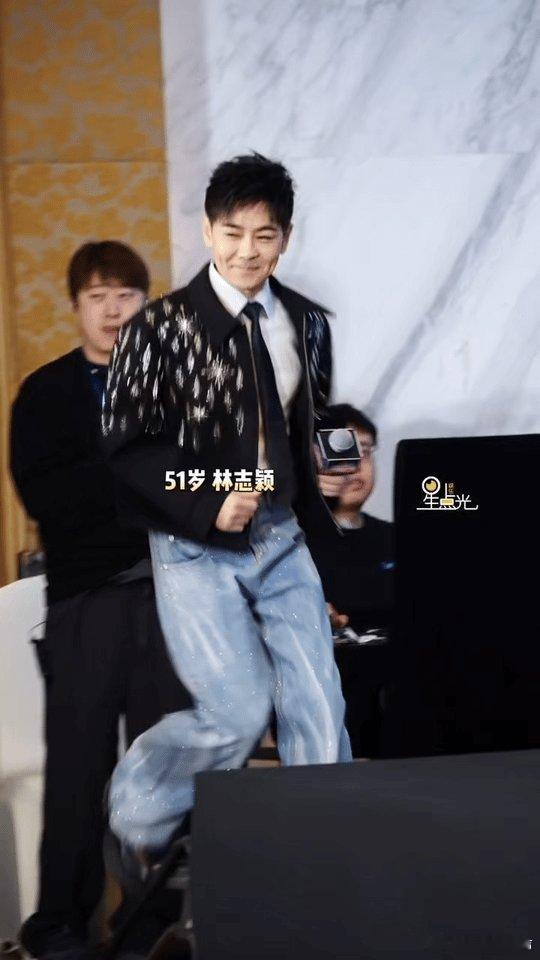 这居然是51岁的林志颖状态真的是好好啊，不愧是冻龄男神， 完全看不出年龄呀，感觉