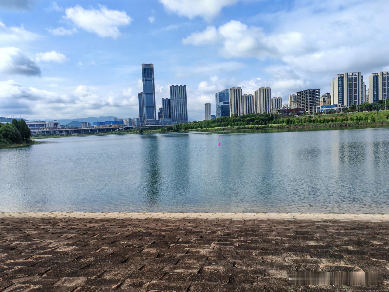 昆明白龙潭：
位于呈贡区洛龙街道，地铁直达，属于呈贡新城核心生态湖，和盘龙区北郊