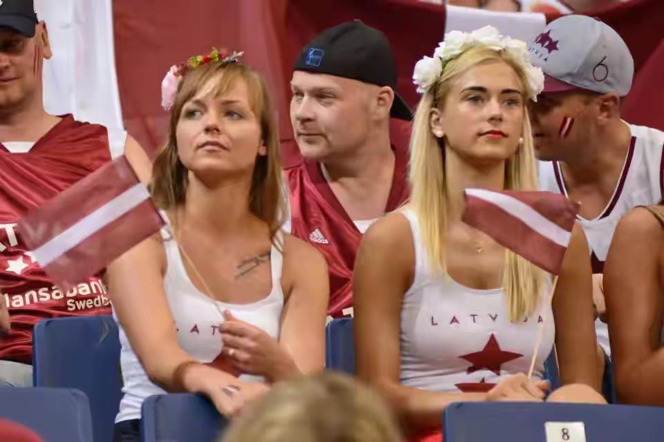 拉脱维亚，可能是最缺男人的国家了，也是现实中的女儿国。
为了获得男人，女人们甚至