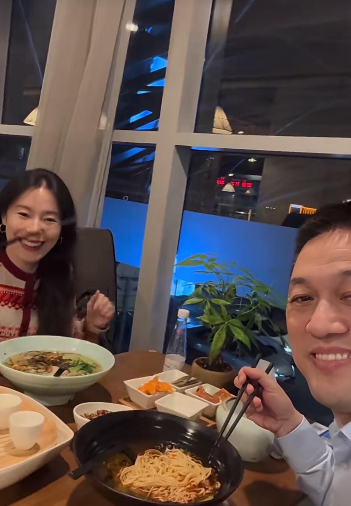 李斌和老婆在机场短暂约会！

11月21日，李斌老婆王奕芝发视频表示：“和斌斌忙