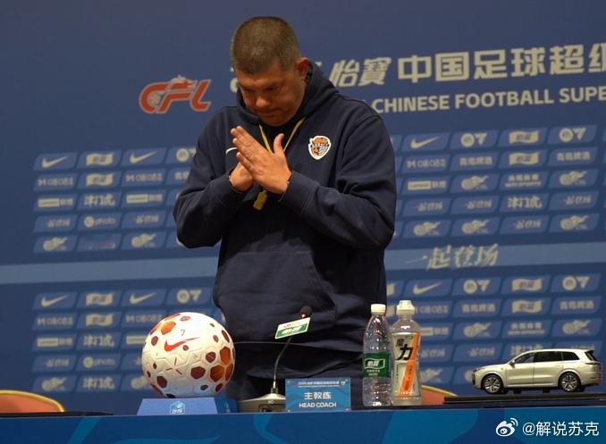 每次看到米兰先生的赛前发布会，不仅谈吐很“中国化”，礼节亦是如此。 