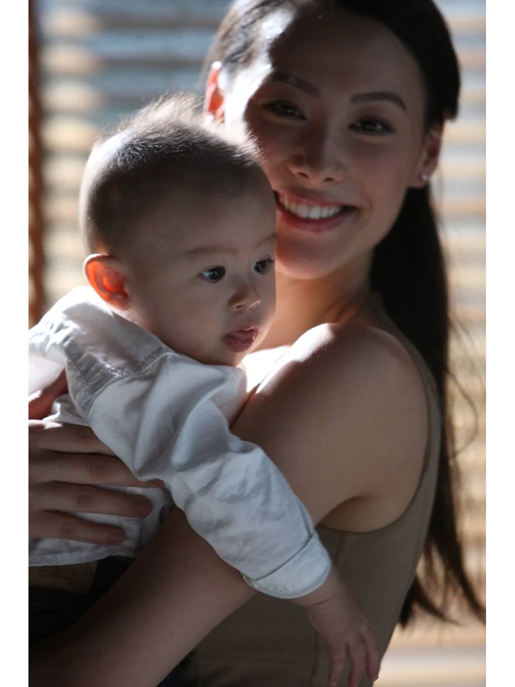 梁洛施母子在美国逛街！15岁大儿子抽条又高又帅 	 36岁的梁洛施与李...