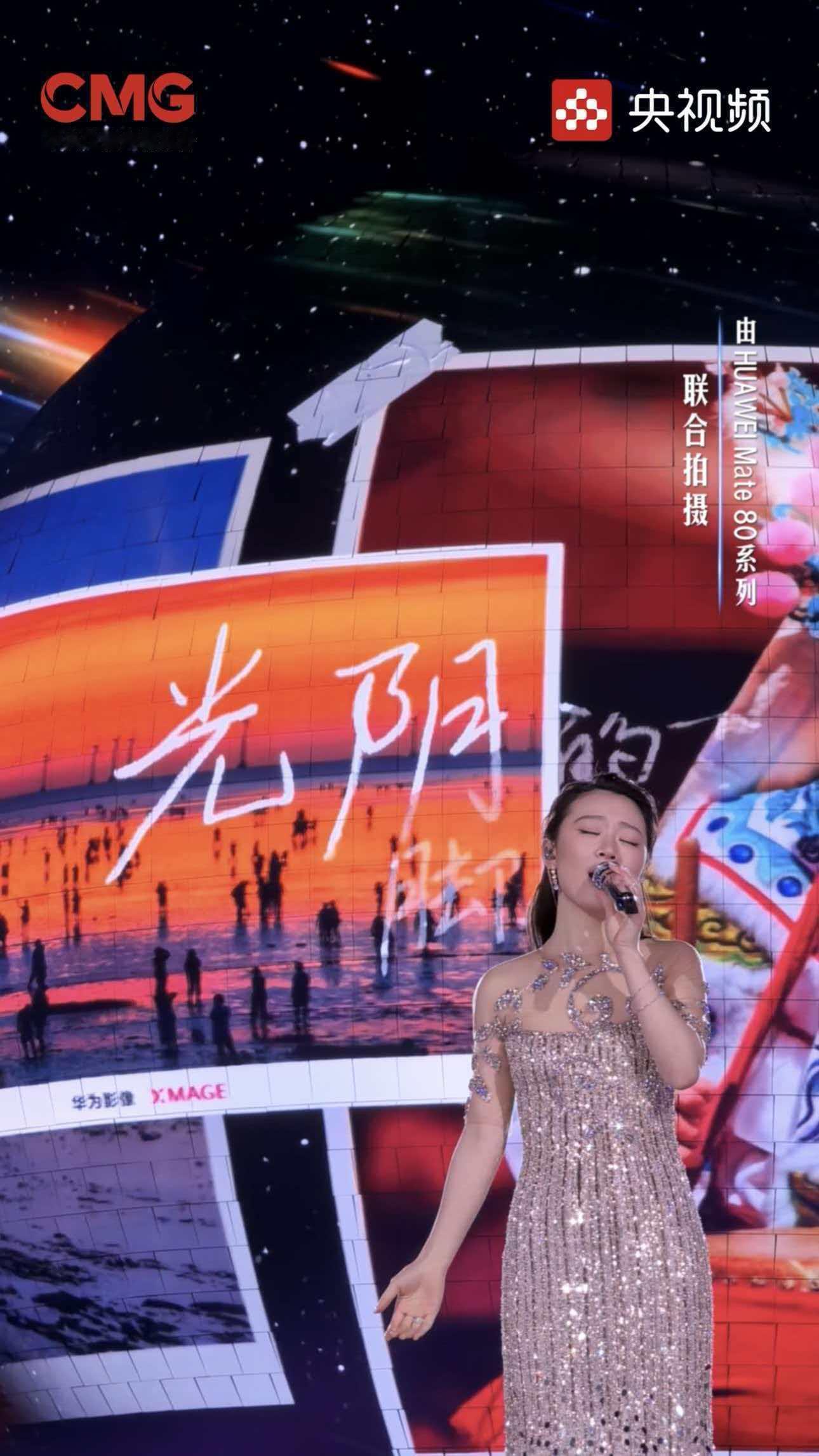 鸿蒙星光盛典正在火热播出，新声代歌手单依纯倾情献唱。在《这世界那么多人》舞台上，