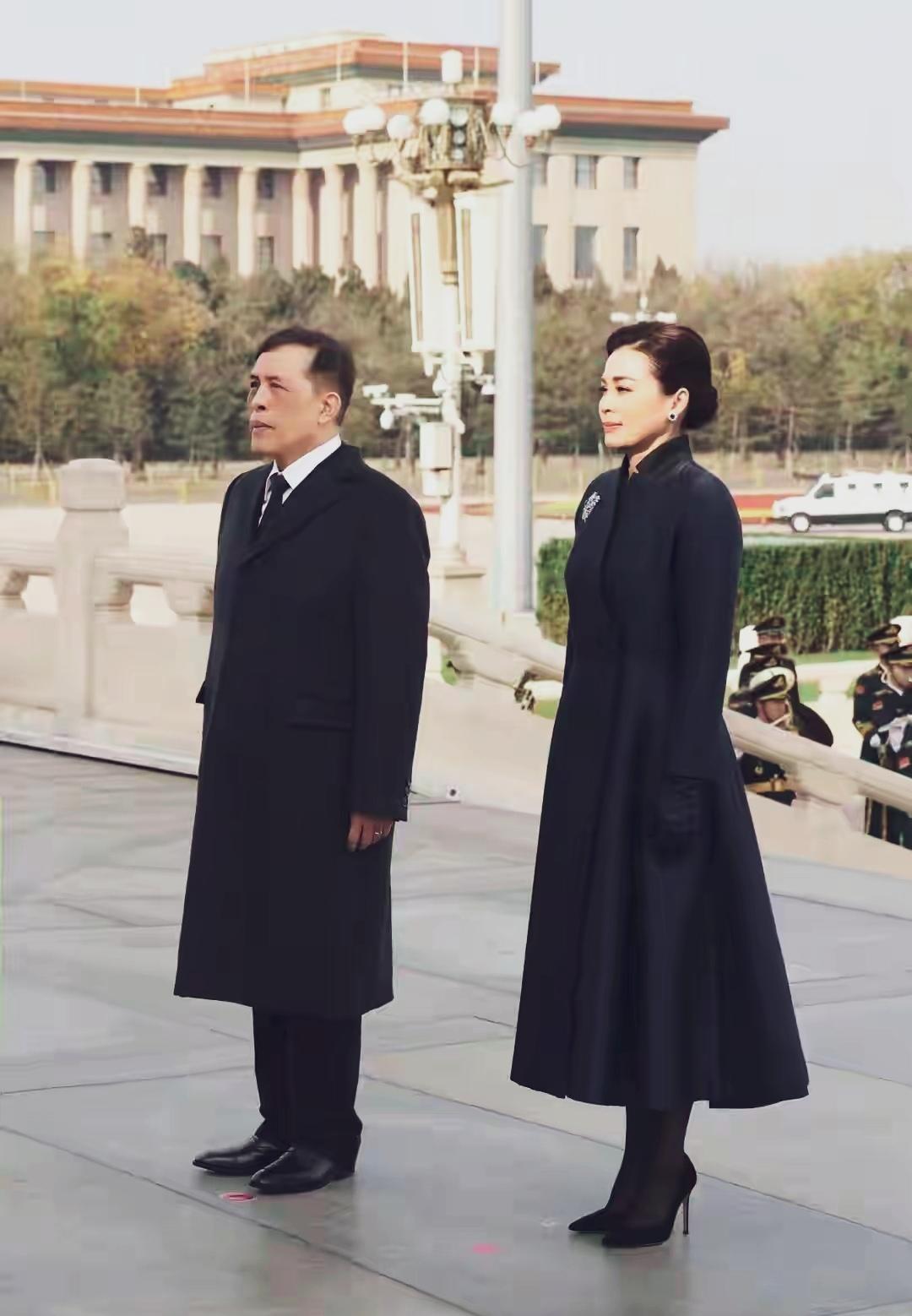 泰国国王携皇后到东方大国走亲戚，现身天安门广场…