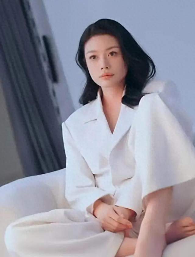 汪峰大女儿近照曝光，20岁小苹果穿露背装大秀身材，越来越像妈妈