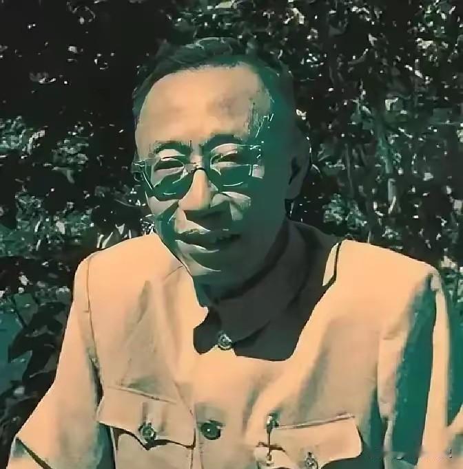 晚上，12岁的溥仪，被十几个宫女摁在床上玩游戏。他很兴奋，但玩了很久，还是累了，