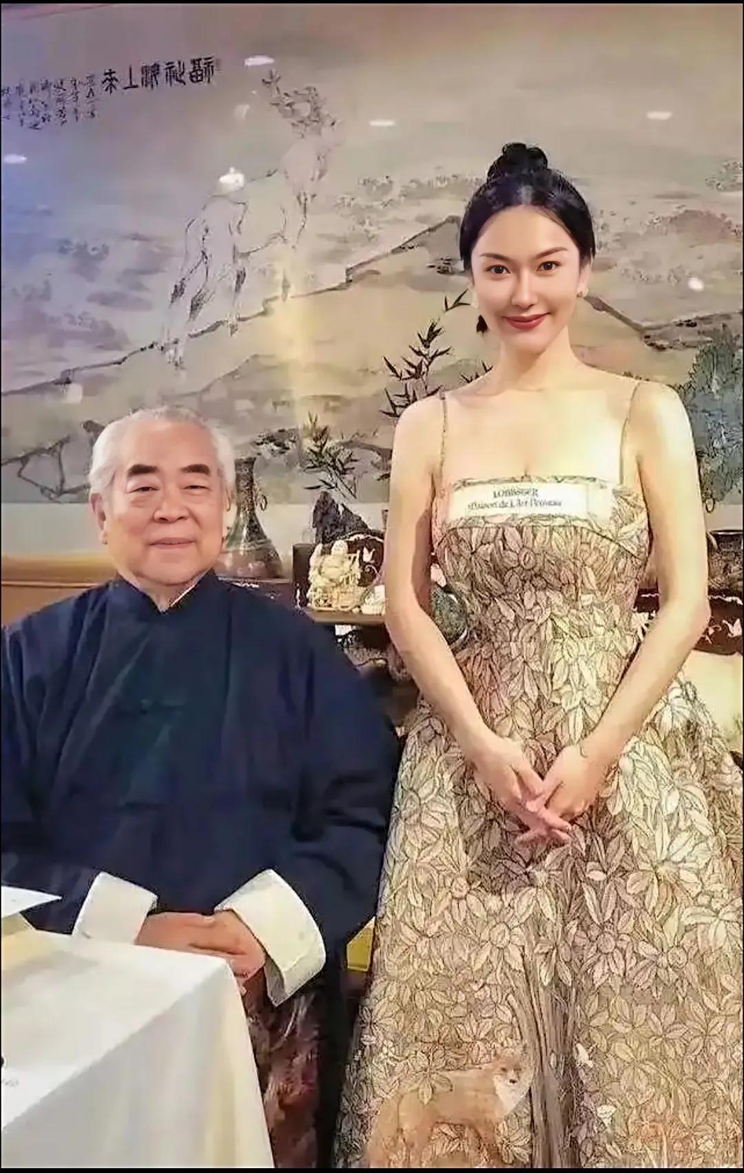 范曾老先生的书法有特色。其书法有古人之风，有人说他楷书学颜真卿，行书法黄庭坚。范