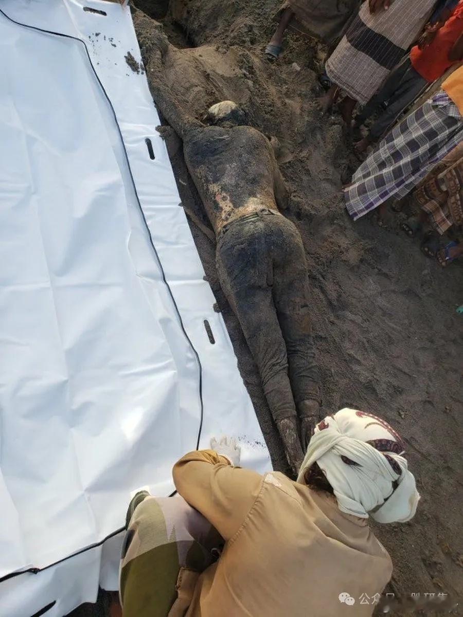 美国大兵尸体被冲上也门胡塞荷台达海岸！3月24日，网络报道称一名美国士兵的尸体刚