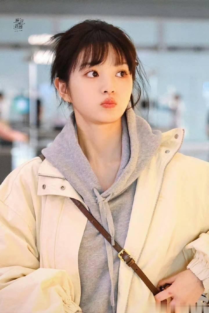 #起猛了被田曦薇甜晕##被田曦薇机场饭拍甜晕#田曦薇妥妥的甜妹了 ​​​