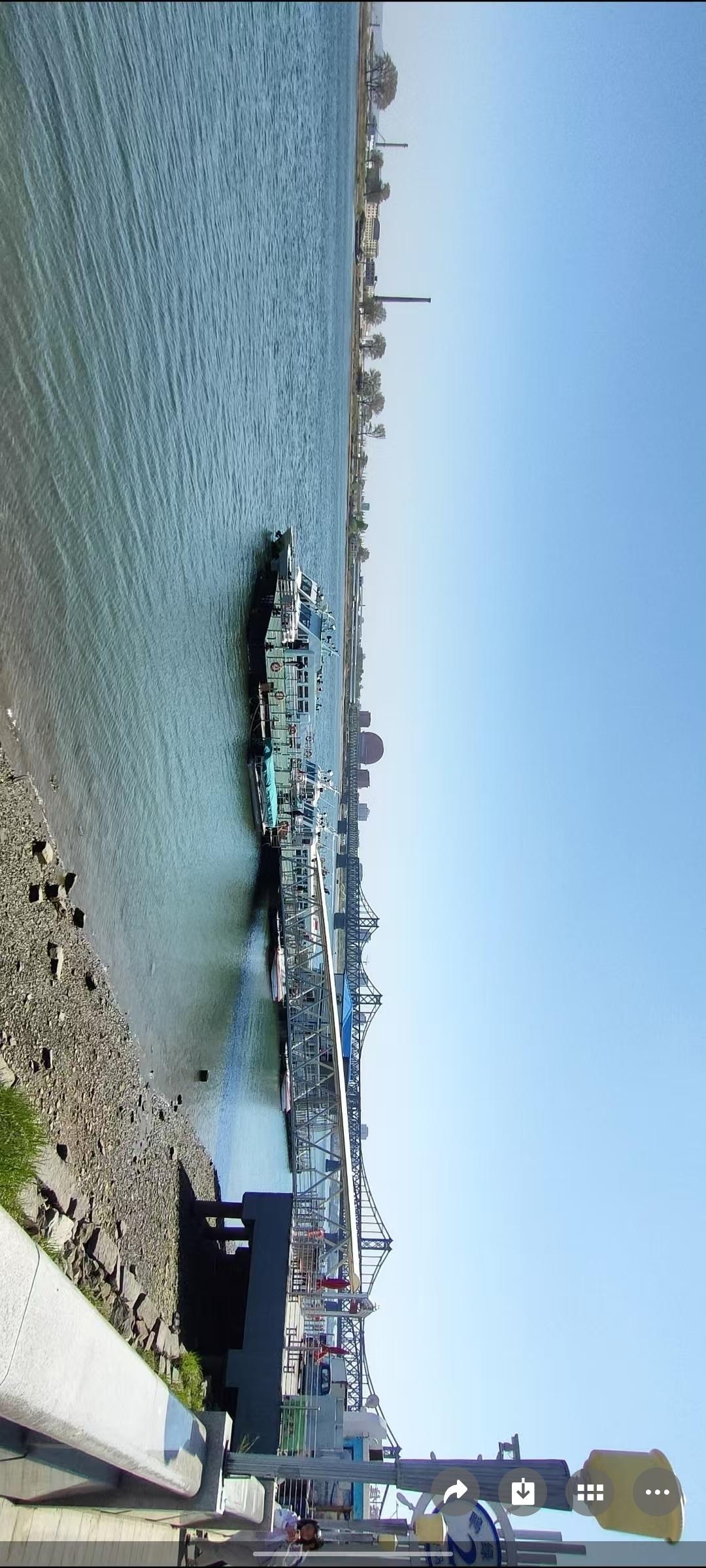 海港风光，船只停泊，蓝天白云，景色宜人。