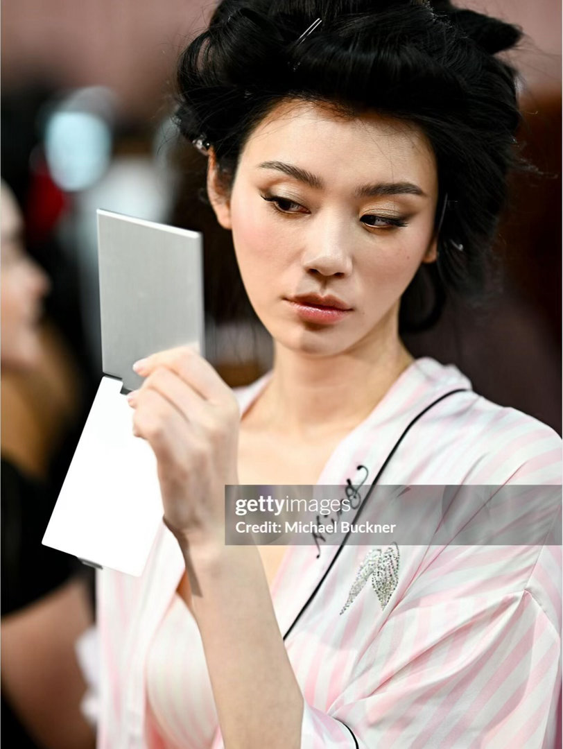 奚梦瑶有点大女主那味了奚梦瑶这8年没白过谁被回归维密的奚梦瑶惊艳到了！曾经在舞台