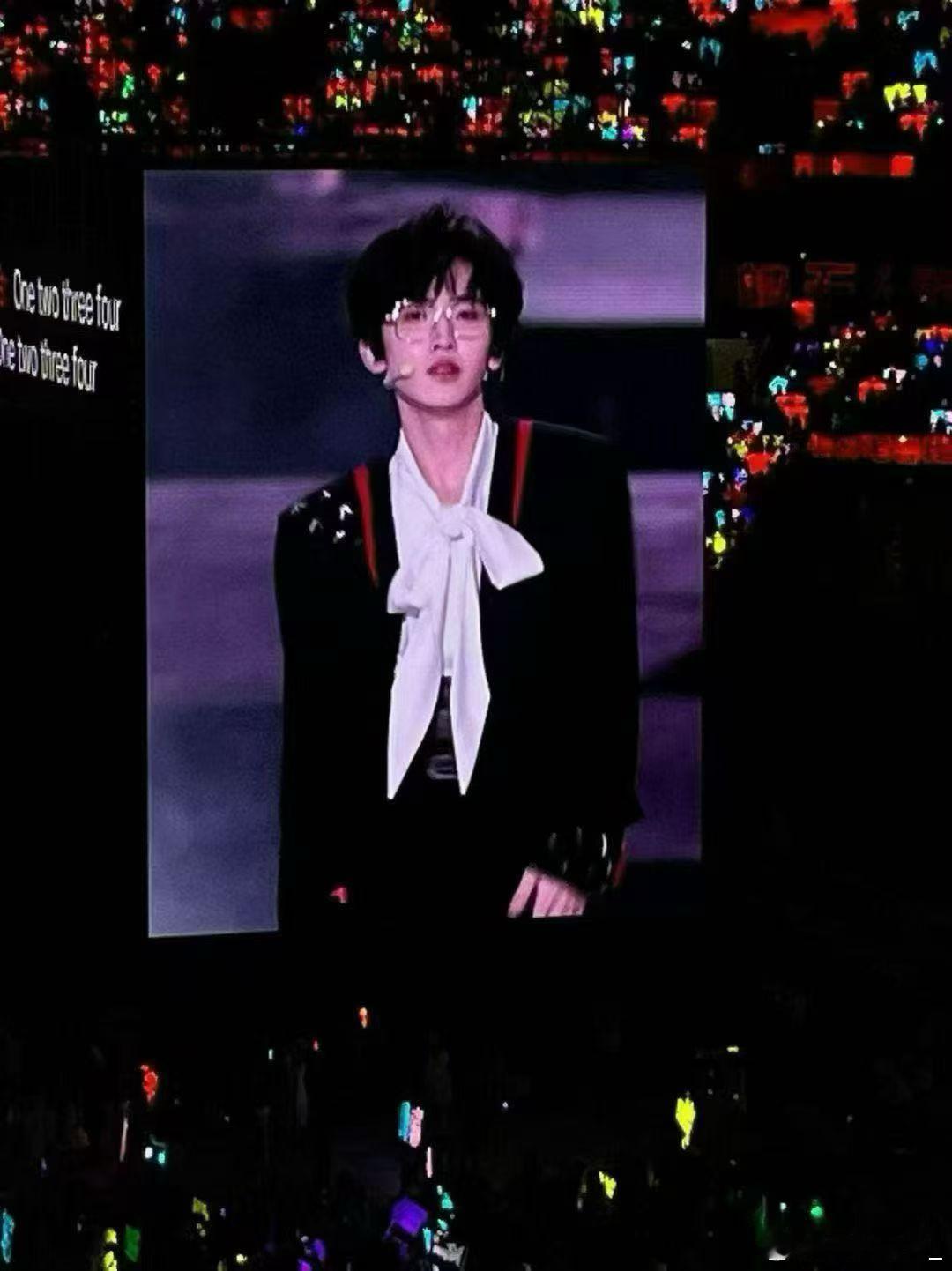 左奇函眼镜哥酱🥹 