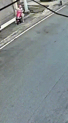  这女的一看就是第一次骑电动车，刚从便道往主路骑，一拧油门就摔了。爬起来好不容易