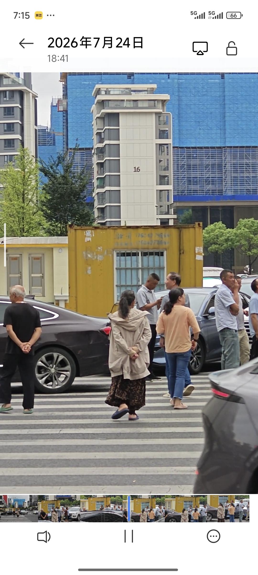 今天，22度的贵阳，这就是中国避暑之都。我们在贵阳街头吃露天火锅，正宗的大方豆米