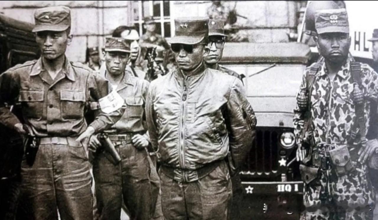 一看就是个狠人啊。1961年5月16日清晨，政变成功后的朴正熙和政变部队在首尔市