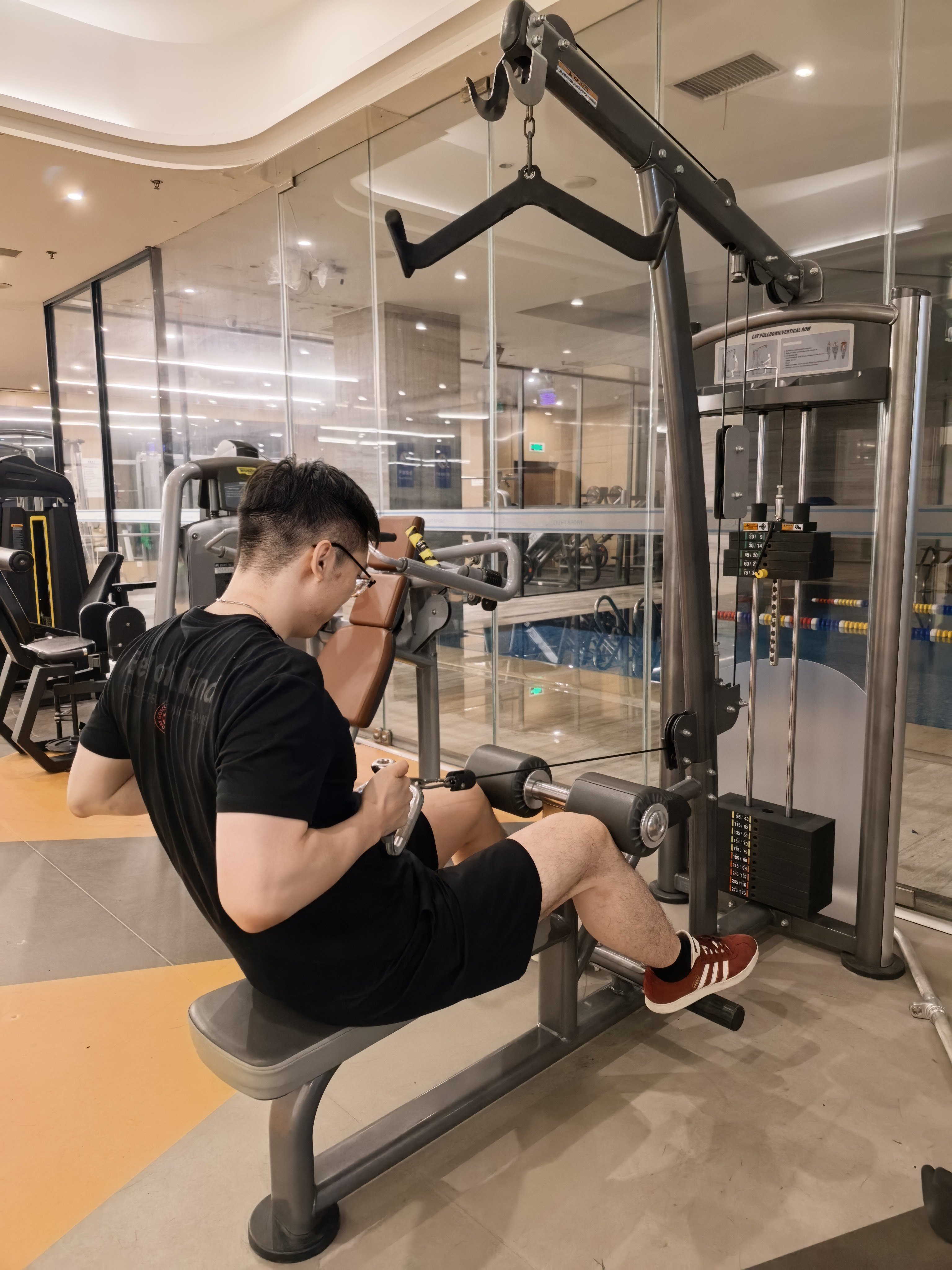 吃完饭 发小带我去健身房帮我入门，我187㎝，他191㎝，我俩出门尽量不靠在一起
