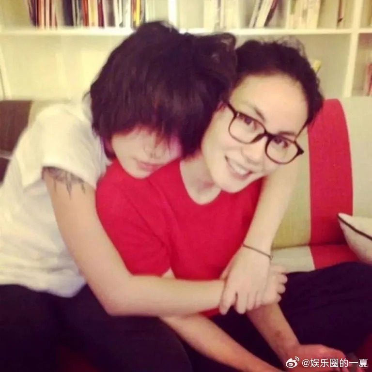 窦靖童王菲演唱会的跨时空重合窦靖童在广州站的演唱会中，为观众带来了不一样的音乐体