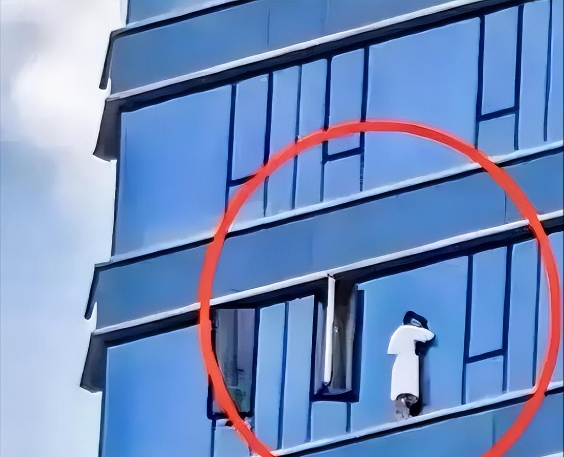 上海一男子与情人开房，没想到情人的丈夫带着3名朋友去酒店捉奸。男子害怕被打，爬到
