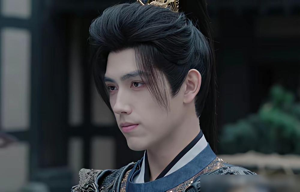 那玩意儿根本就不是假发。我告诉你，那是资本给艺人焊死的商业盔甲。
你当那高耸入