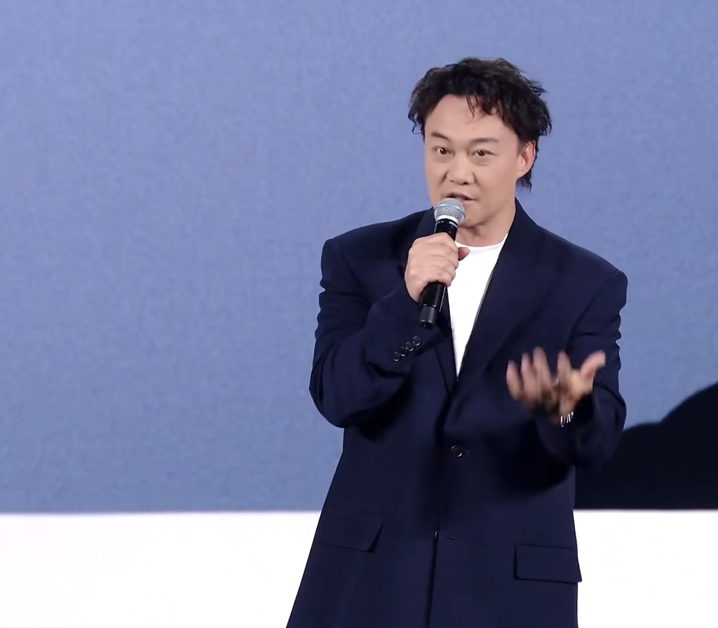 托 REDMI 的福也是见到 Eason 了！陈奕迅空降红米K90发布会 ​​​