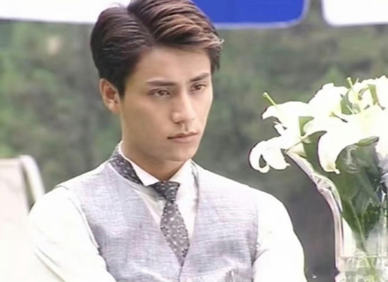 颜人中在音综挑战金燕西，那笔挺西装一上身，民国公子哥的潇洒优雅尽显。他把儒雅中藏