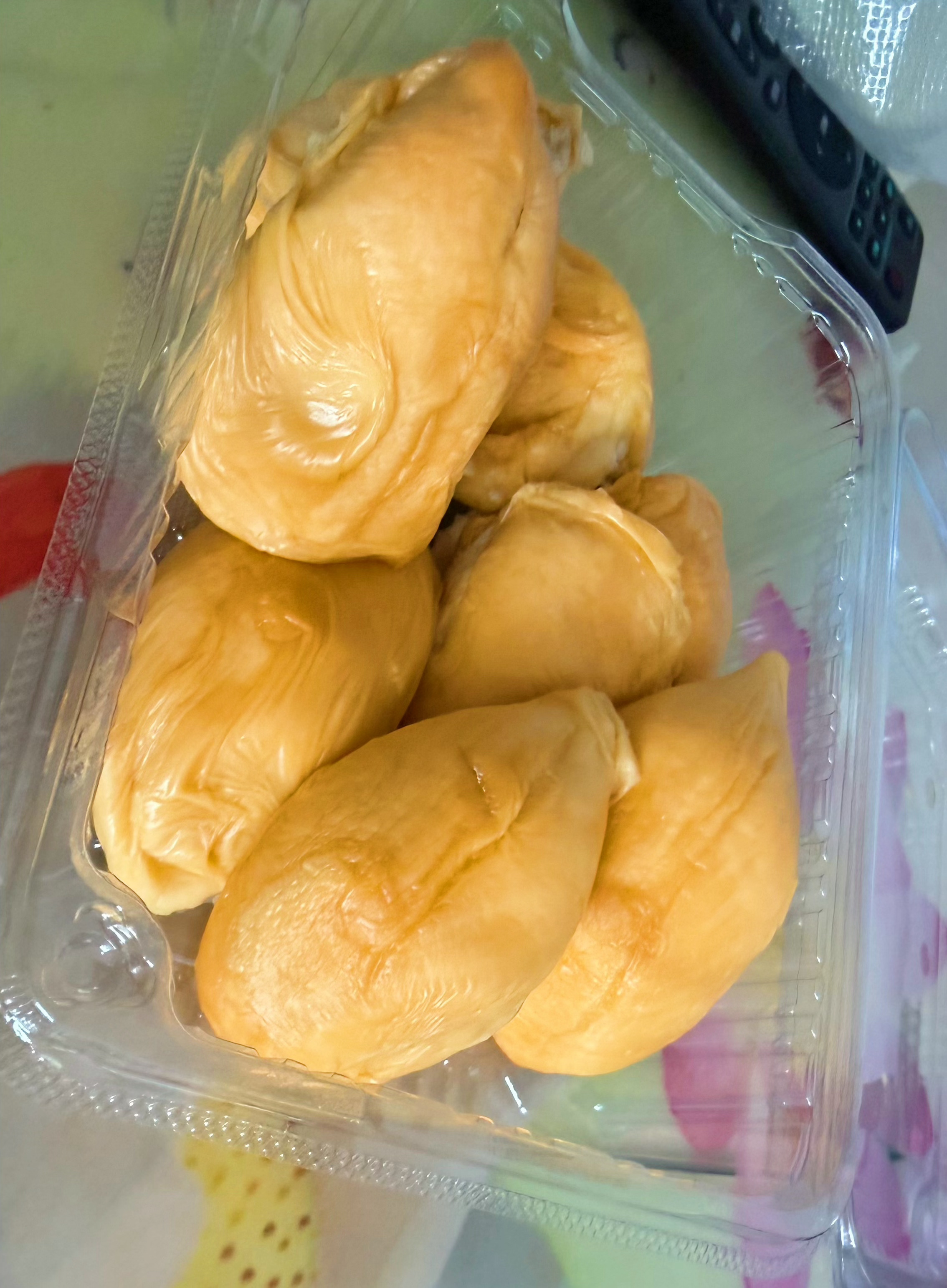 离开版纳倒计时，领小孩理发，再买个黑刺榴莲吃，现在物流发达，北方买个金枕猫山王已