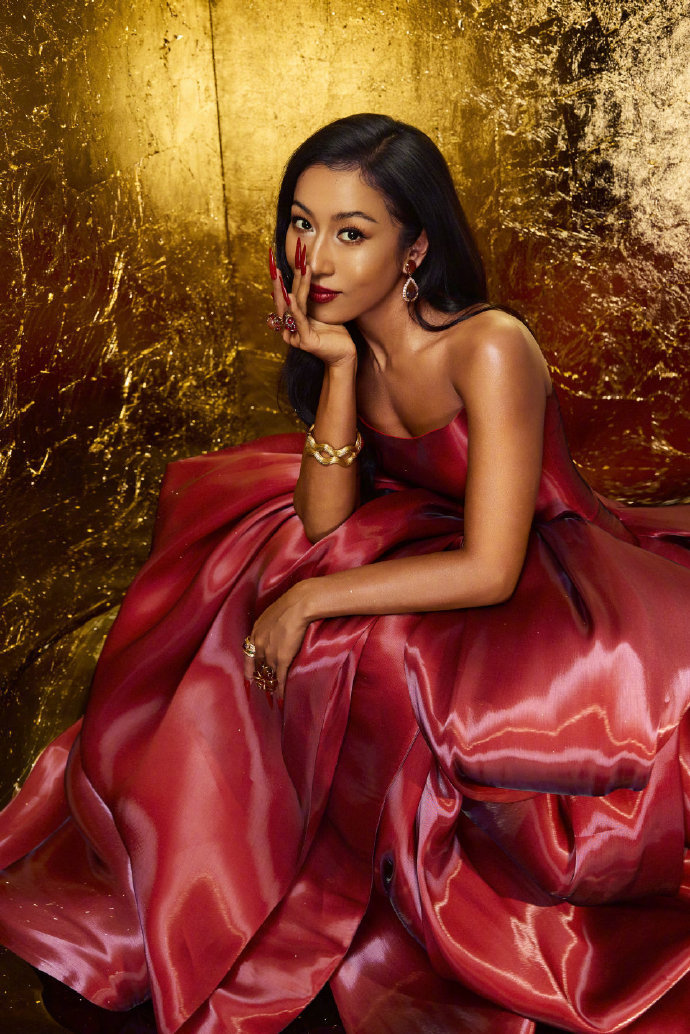 吉克隽逸竟然把高光盘用到铁皮了 吉克隽逸跨年晚会造型太吸睛，浑身高光闪到不行，工