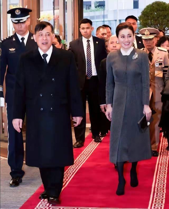 五十年不来的国王，躬身亲访东方，证明：当今世界缺了东方龙不行！泰国之前已和美国进